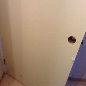 トイレのドアをカッティングシート貼り＆ドアノブ交換