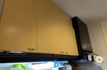 キッチンの上の棚の色を塗ってみた