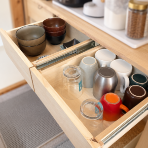 自作キッチン棚に引き出しをDIY！スライドレールで食器収納を追加