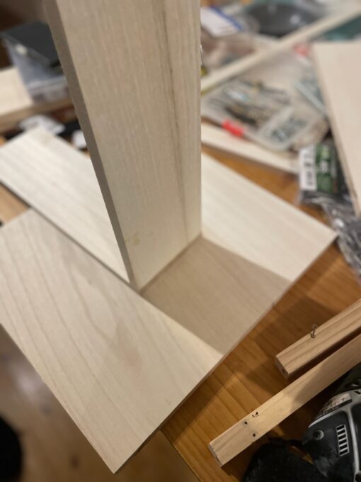 桐の板を組み立て
