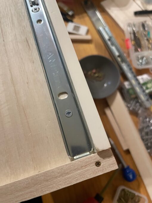 引き出し側のスライドレール