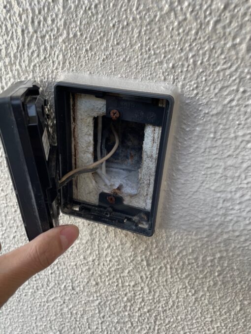 古い玄関子機を取り外したところ