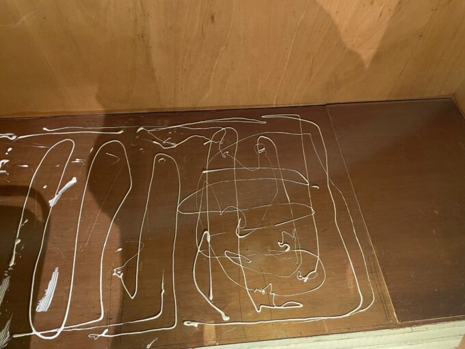 木工ボンドを塗った床
