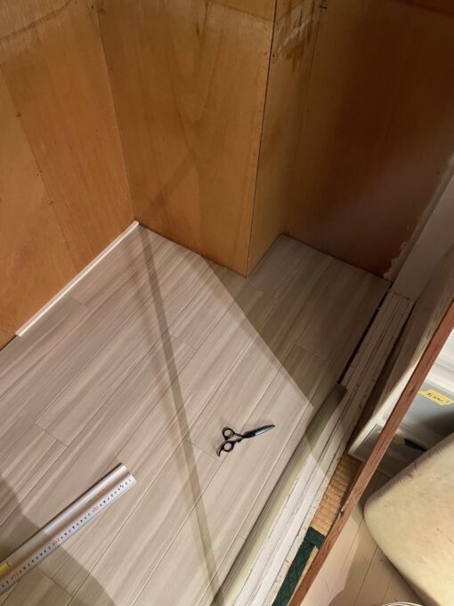 柱に合わせてクッションフロアをカット