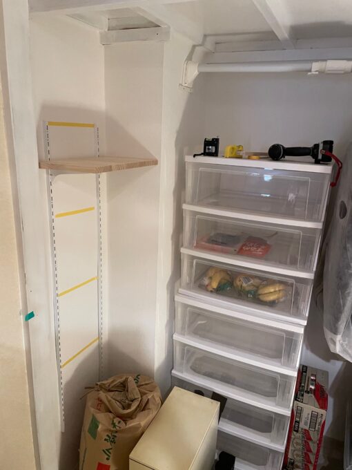 可動棚のレールと1枚目の棚板