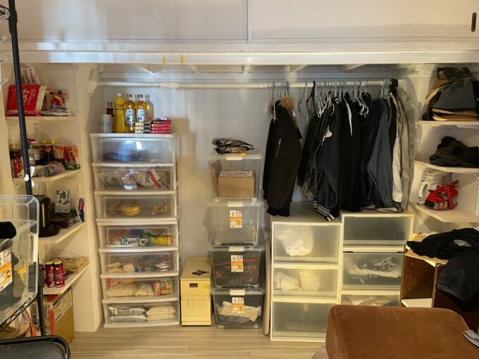 食品と衣類を収納した状態