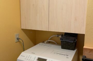 ドラム式洗濯機の上に収納棚と扉をDIY！洗濯スペースをすっきり目隠し