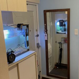 玄関の水槽上に収納棚をDIY！コンクリート壁に吊り戸棚を設置
