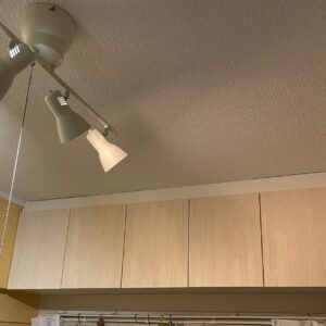 仕事部屋の窓上に造り付け風の収納棚をDIY！幅2370mmの吊り戸棚を自作