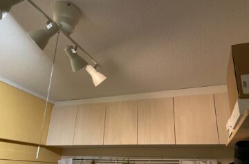 仕事部屋の窓上に造り付け風の収納棚をDIY！幅2370mmの吊り戸棚を自作